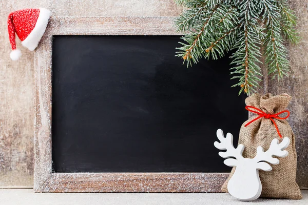 木製の背景にクリスマスの黒板や装飾. — ストック写真