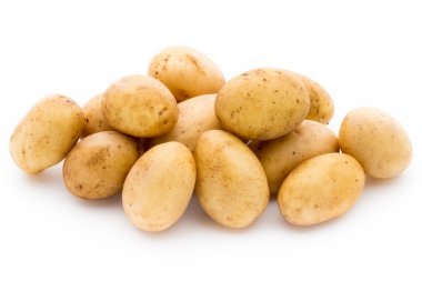 Beyaz arkaplanda izole edilmiş yeni patates.