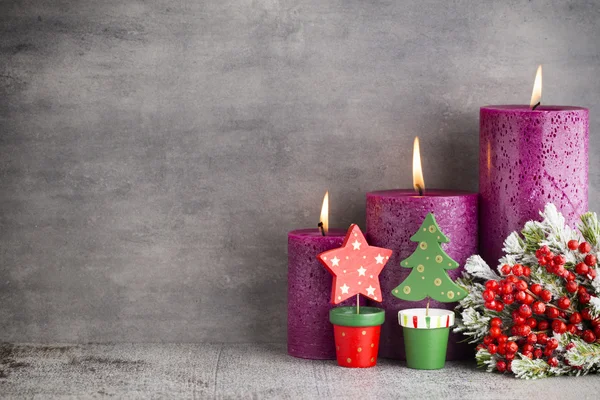 Свечи, рождественские огни, декоры и украшения . — стоковое фото