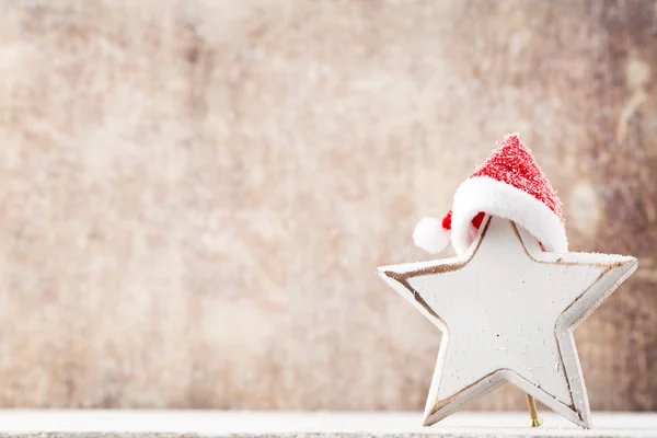 Estrela de Natal com chapéu de Pai Natal. Fundo de vintages. — Fotografia de Stock