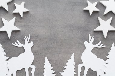 Noel arka plan. Gri bir adam üzerinde beyaz ağaç süsleri