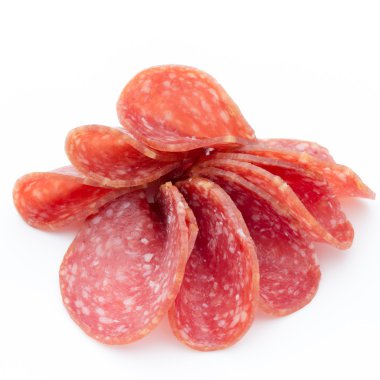 Salam füme sosis dilimleri beyaz arka planda izole.