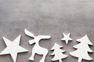 Noel arka plan. Gri bir adam üzerinde beyaz ağaç süsleri