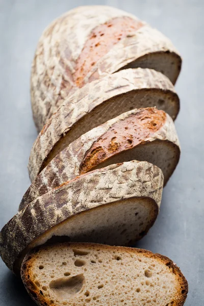 Verse rustiek brood met gebak. — Stockfoto