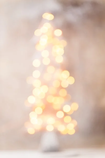 Silueta de árbol de navidad desenfocada con luces borrosas. — Foto de Stock