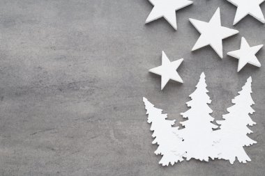 Noel arka plan. Gri bir adam üzerinde beyaz ağaç süsleri