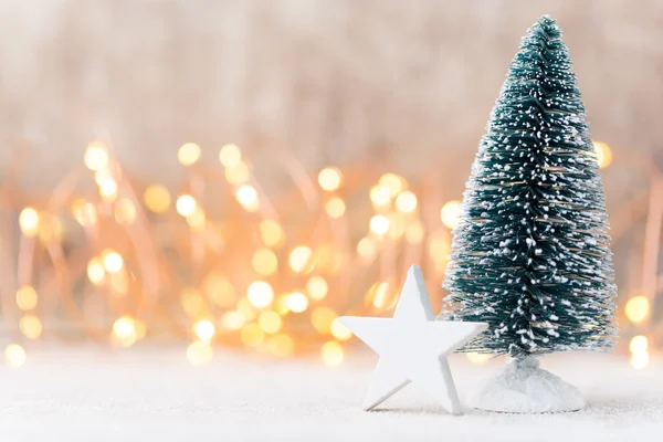 Albero di Natale con sfondo muro bokeh . — Foto Stock