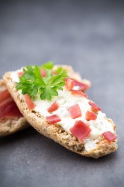 Crispbread otlar ve pastırma ile yumuşak peynir ile.