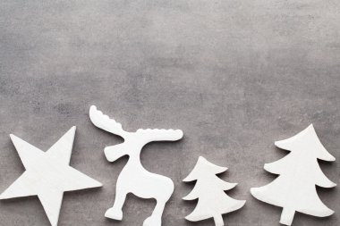 Noel arka plan. Gri bir adam üzerinde beyaz ağaç süsleri