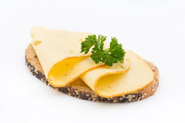 Tranches de fromage sur le pain. Fond blanc. — Photo
