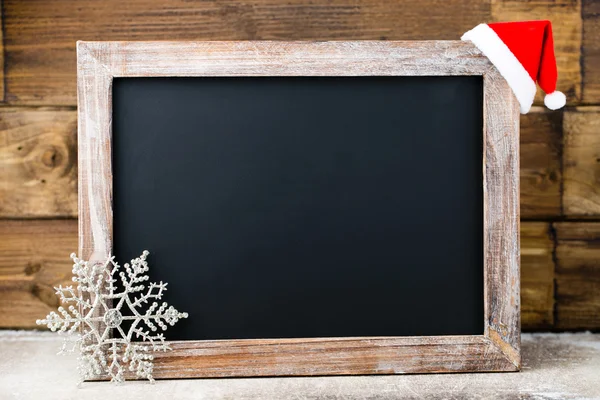 クリスマス装飾と黒板。サンタ帽子、星、木 — ストック写真