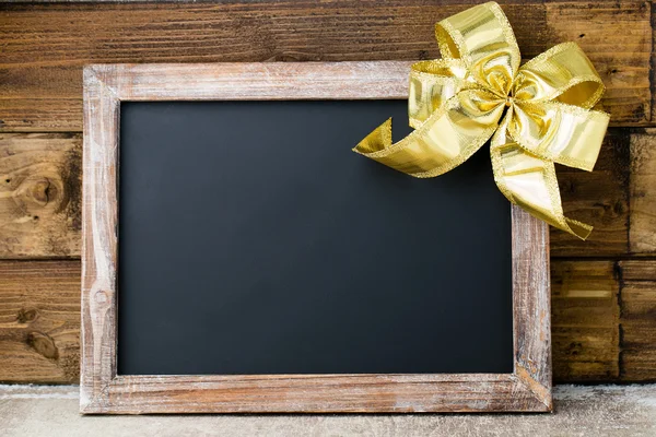 Lavagna natalizia con decorazione. Cappello Babbo Natale, stelle, legno — Foto Stock