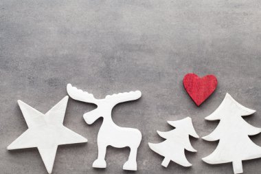 Noel arka plan. Gri bir adam üzerinde beyaz ağaç süsleri