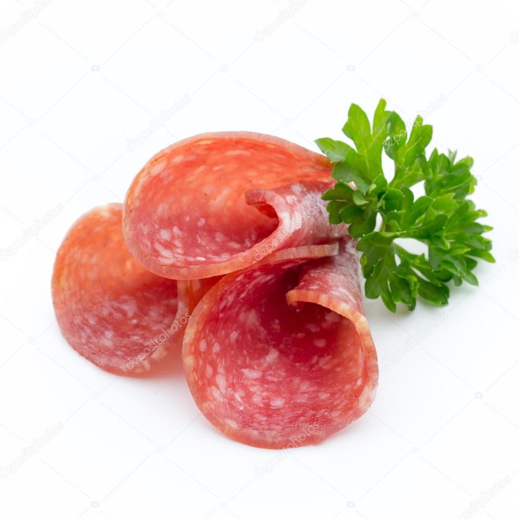 Salami, gerookte worst segmenten geïsoleerd op witte achtergrond
