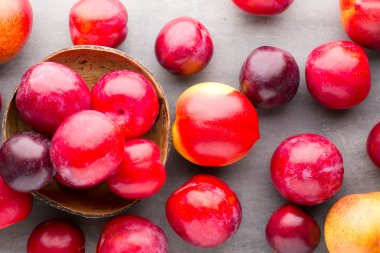 Gri arka planda taze meyve.