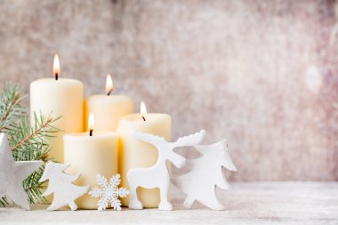 Noel mumları ve ışıklar. Noel arkaplanı.