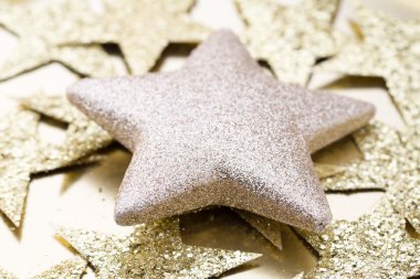 Soyut arkaplanda Noel yıldızları süslemesi.