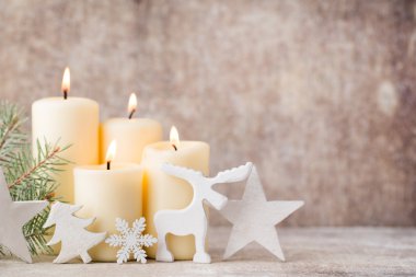 Noel mumları ve ışıklar. Noel arkaplanı.