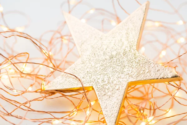 抽象的な背景にクリスマスゴールドの星の装飾. — ストック写真