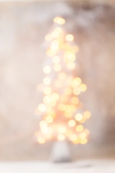 Silueta de árbol de navidad desenfocada con luces borrosas. — Foto de Stock