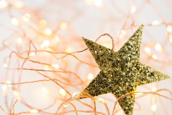 Рождественские золотые звезды украшения на абстрактном фоне. — стоковое фото