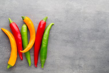 Gri arkaplanda kırmızı biber.