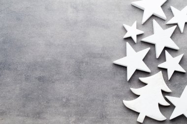 Noel arka plan. Gri bir adam üzerinde beyaz ağaç süsleri