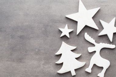 Noel arka plan. Gri bir adam üzerinde beyaz ağaç süsleri