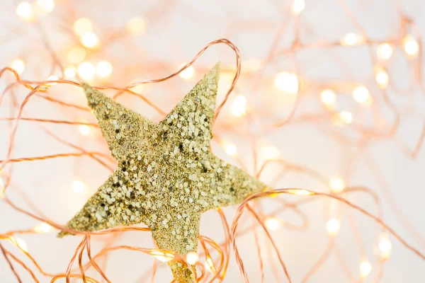 Natal estrelas de ouro decoração no fundo abstrato. — Fotografia de Stock