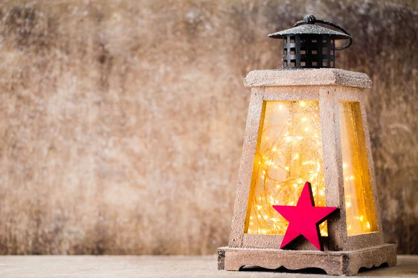 Lanterna com árvore de Natal, decoração de Natal. Cartão de saudação. — Fotografia de Stock