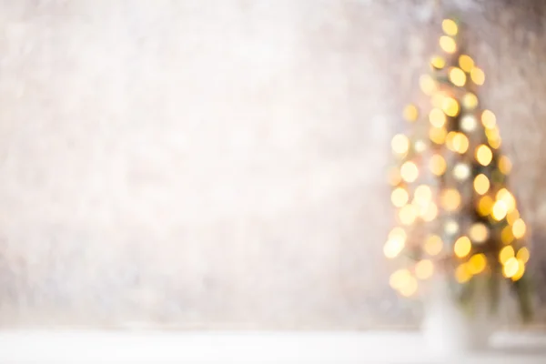Silhouette sfocata dell'albero di Natale con luci sfocate. — Foto Stock
