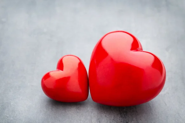 Rood hart op de grijze metalen achtergrond. — Stockfoto