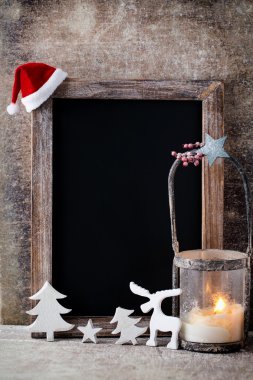 Noel dekorasyonu ile kara tahta. Noel Baba şapkası, yıldız, tahta 