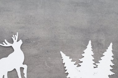 Noel arka plan. Gri bir adam üzerinde beyaz ağaç süsleri