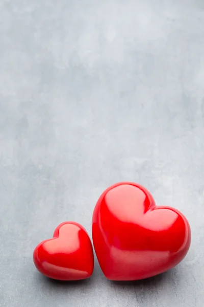 Красное сердце на сером металлическом фоне. — стоковое фото