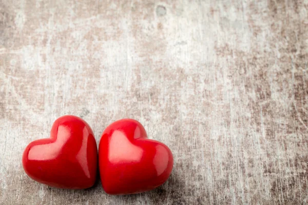 Le coeur. Coeurs de pierre rouge sur le fond en bois . — Photo