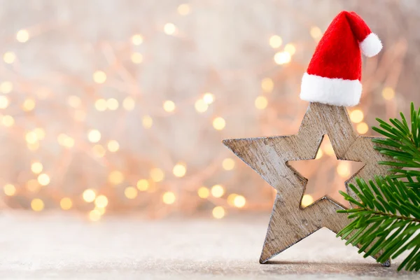 Decoración de estrellas de Navidad con sombrero de santa. Vintages fondo . —  Fotos de Stock