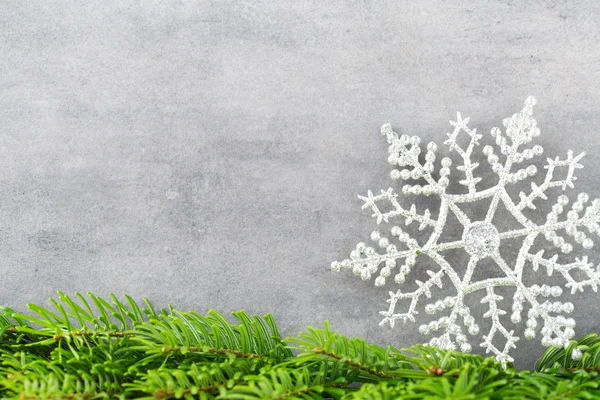 Décor de Noël avec flocon de neige blanc, fond millésimes. — Photo