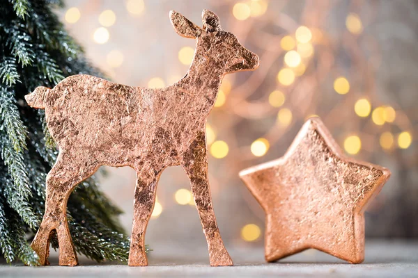 Bronzen Kerstdecoratie. Decoraties voor de feestdagen brons op bokeh — Stockfoto