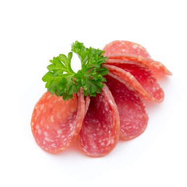 Salam füme sosis dilimleri beyaz arka planda izole.