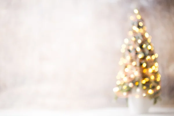 Defocused kerstboom silhouet met wazig licht. — Stockfoto