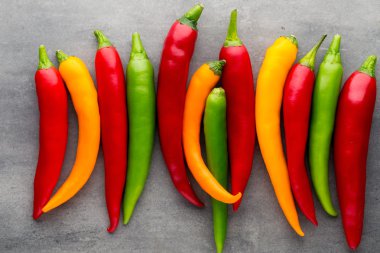 Gri arkaplanda kırmızı biber.