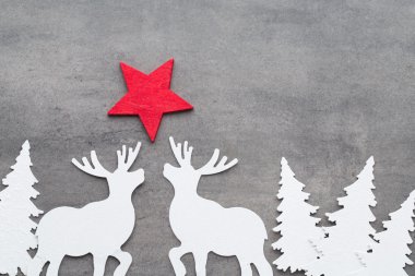 Noel arka plan. Gri bir adam üzerinde beyaz ağaç süsleri