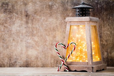 Ahşap arka planda Noel dekorasyonuna yakın plan.