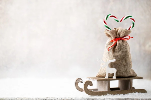 Noel gardı. Çuval bezli hediye paketi. Noel süslemesi. — Stok fotoğraf