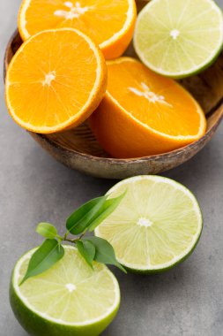 Üzerinde gri bir backgro karışık narenciye meyve limon, portakal, kivi, limonu