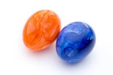 Beyaz bir arka plan üzerinde renkli Paskalya yumurta boyalı.