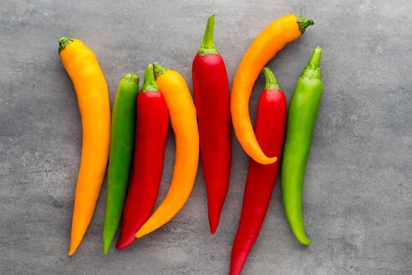 Gri arkaplanda kırmızı biber.