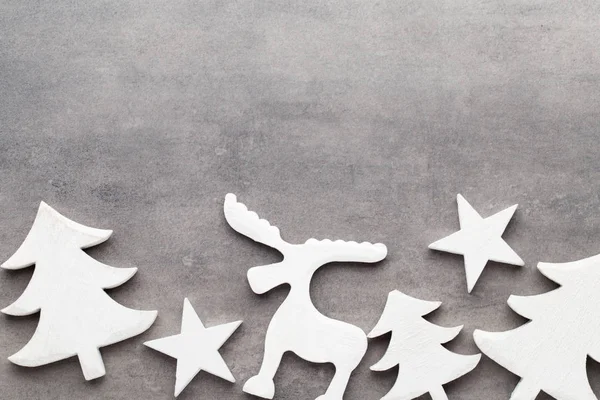 Noel arka plan. Gri bir adam üzerinde beyaz ağaç süsleri