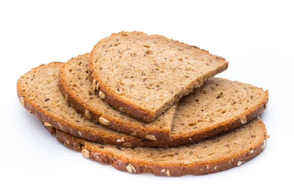 Шматочки житнього хліба ізольовані на білому тлі — стокове фото